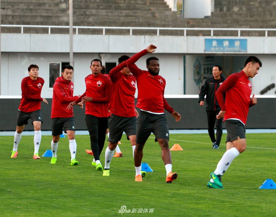 上港实力不可忽视,深圳佳兆业增强团队凝聚力的简单介绍 上港实力不可忽视,深圳佳兆业增强团队凝聚力的简单介绍