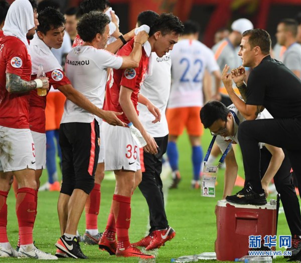 广州恒大决战山东鲁能,期待胜利 广州恒大决战山东鲁能,期待胜利