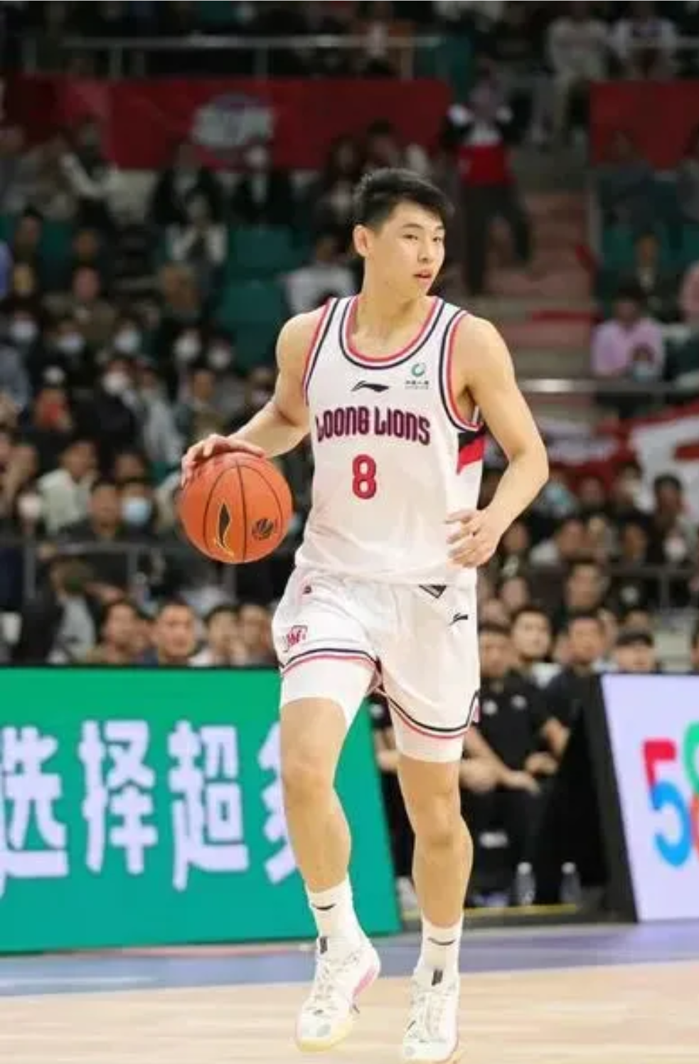 风采横溢!篮球赛场男神亮相 风采横溢!篮球赛场男神亮相