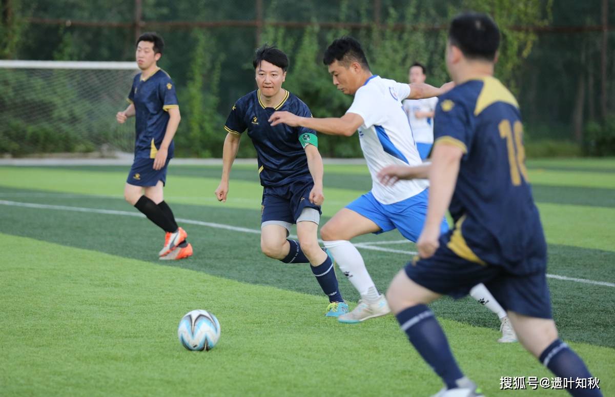 包含足球比拼独特魅力，球场上演精彩对决的词条