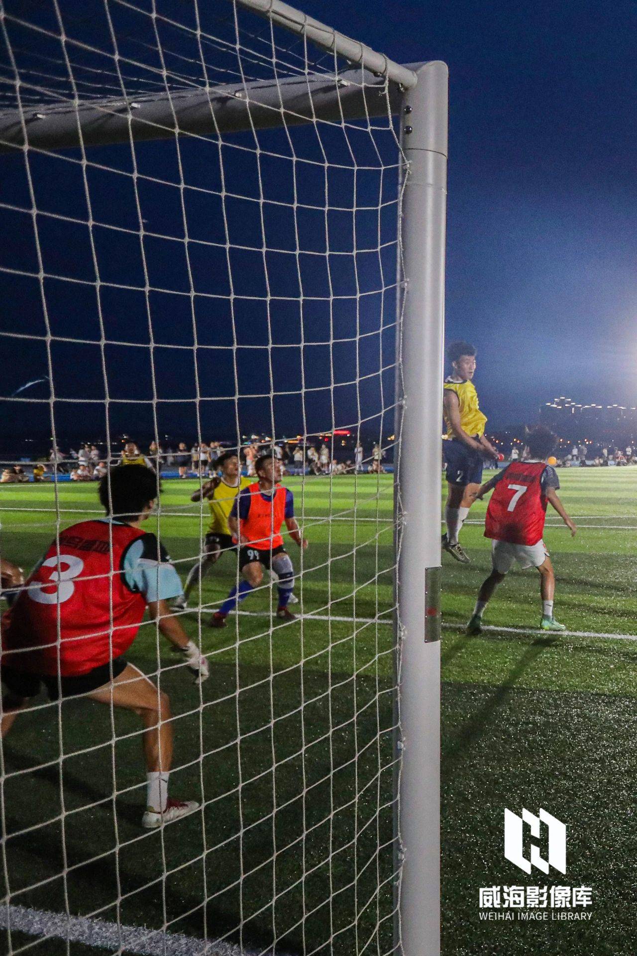 包含足球比拼独特魅力，球场上演精彩对决的词条