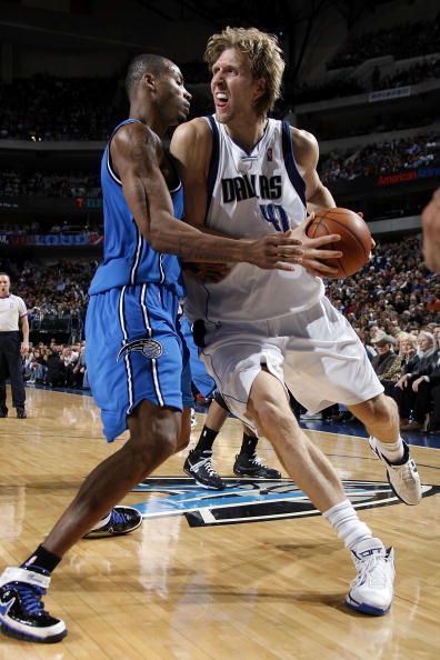 马刺客场击败公牛,保持不败势头 马刺客场击败公牛,保持不败势头