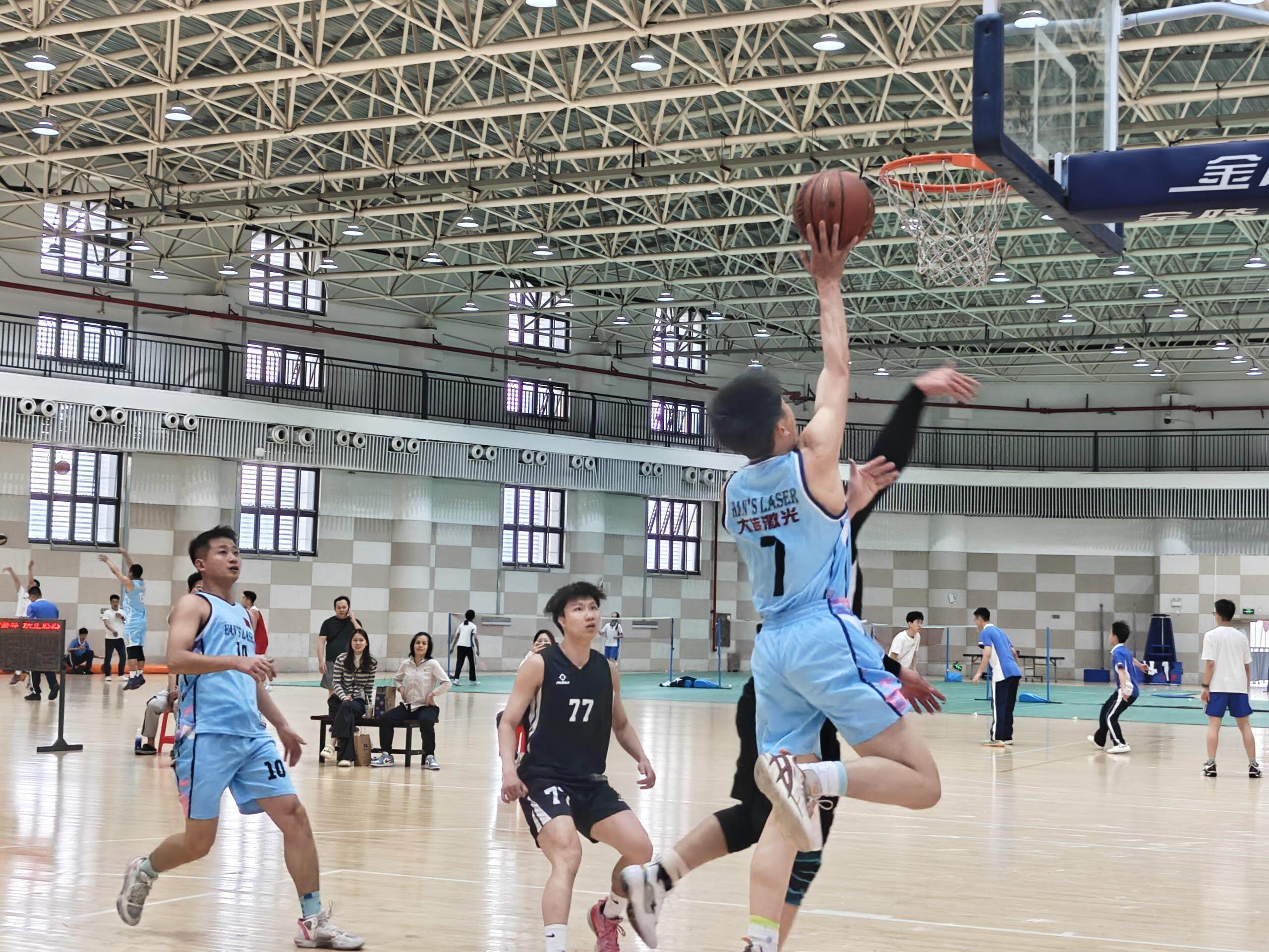 深圳队在比拼中展现出色的篮球技艺 深圳队在比拼中展现出色的篮球技艺