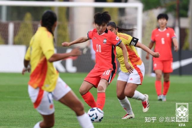 韩国女足选手展现出色技术备战决赛 韩国女足选手展现出色技术备战决赛