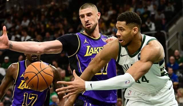 湖人惨败雄鹿,詹姆斯担责失败,队友面临压力的简单介绍 湖人惨败雄鹿,詹姆斯担责失败,队友面临压力的简单介绍