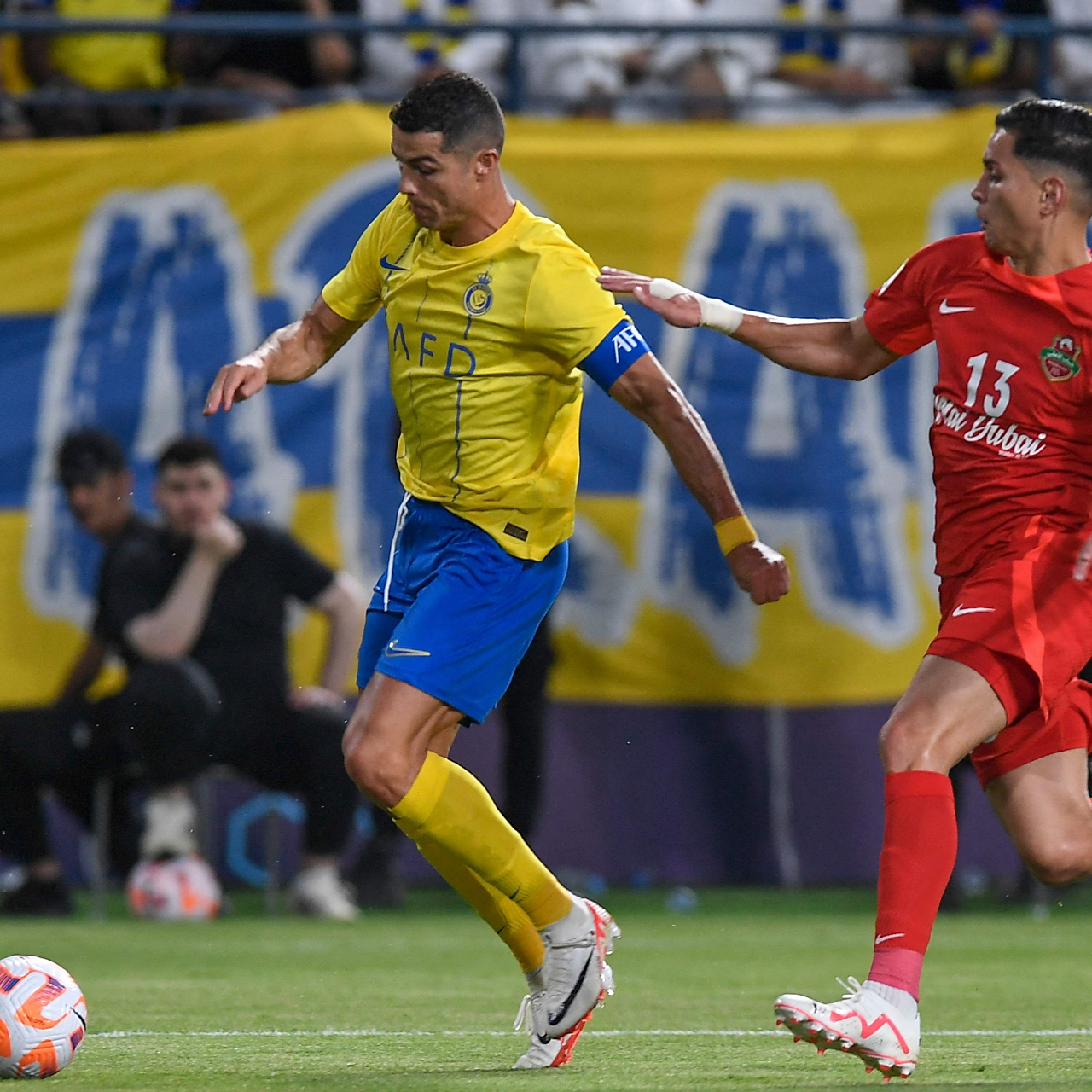 紧张比赛中巧妙进球收获胜利