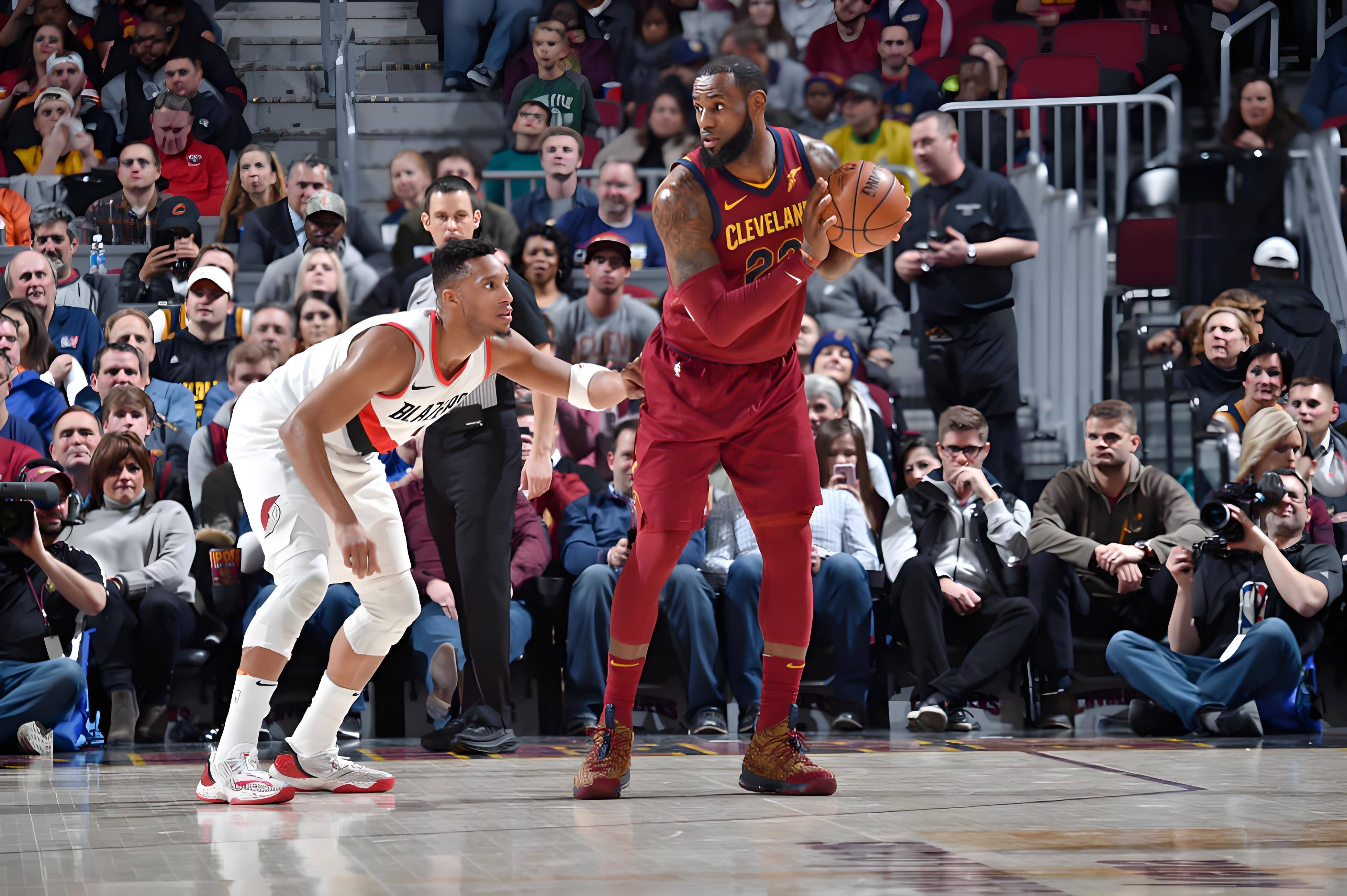 开拓者主场大胜骑士，利拉德砍下27分