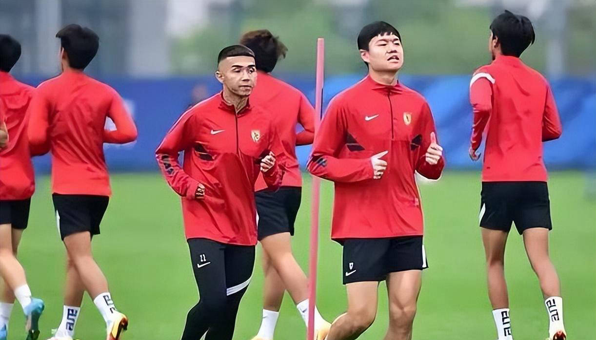 中国足球教练组合再度变动，引发关注